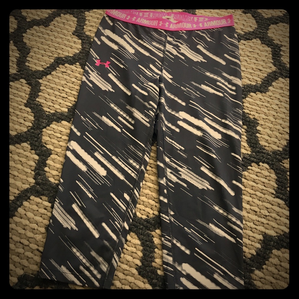 SUPER CUTE UNDER ARMOUR ATHLETIC CAPRI LEGGINGS!😍